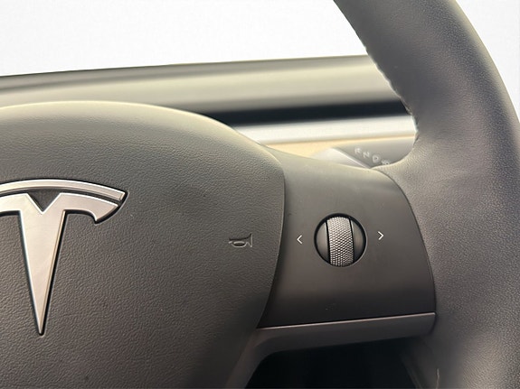 Tesla Model Y 20 of 30