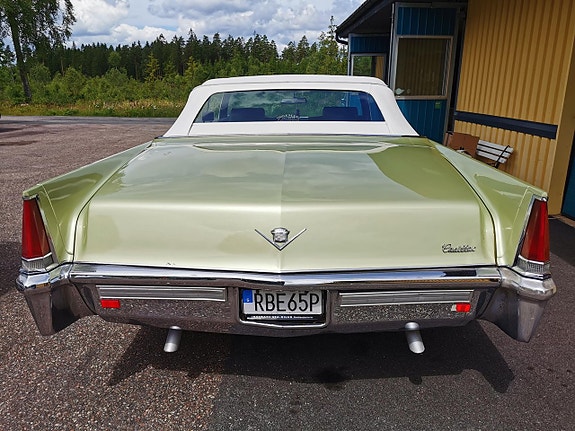 Cadillac Deville 4 of 5