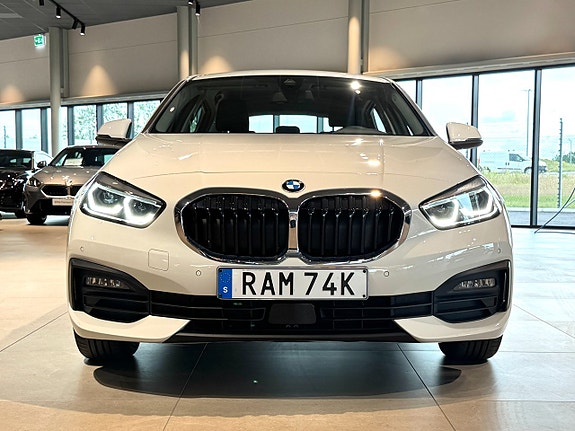 BMW 118i 2 of 5