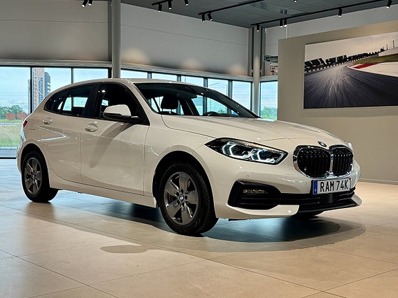BMW 118i 3 of 5
