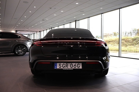 Porsche Taycan 4 8 of 19