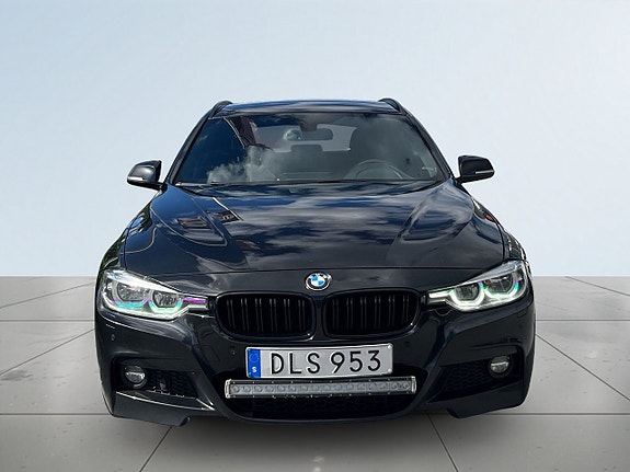 BMW 320i 2 of 18