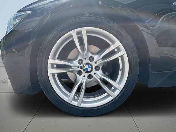 BMW 320i 14 of 18
