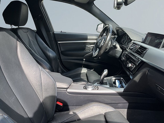 BMW 320i 10 of 18