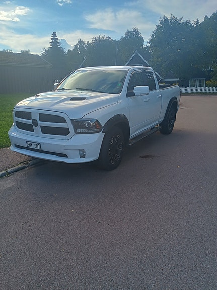 Dodge RAM 1500 2 of 3