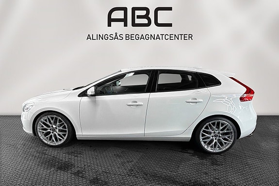 Volvo V40 2 of 5