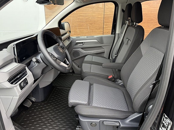 Volkswagen Caravelle 9 of 19