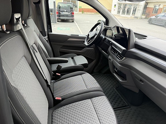 Volkswagen Caravelle 8 of 19