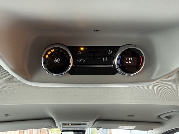 Volkswagen Caravelle 15 of 19