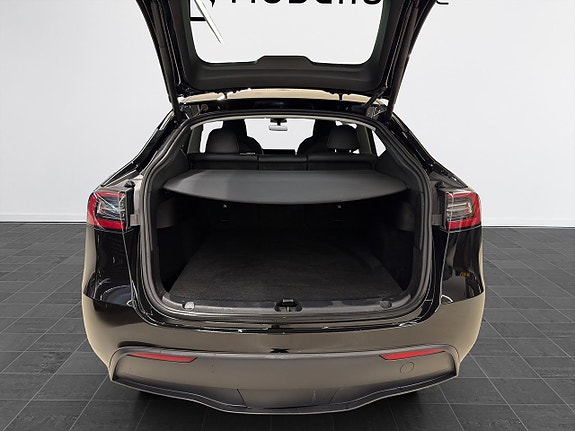 Tesla Model Y 14 of 19