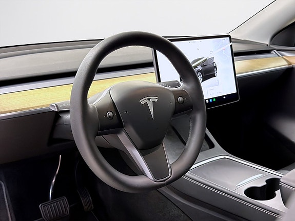 Tesla Model Y 9 of 19