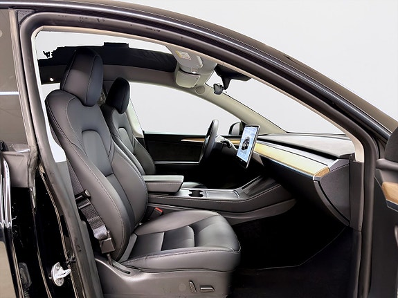 Tesla Model Y 13 of 19