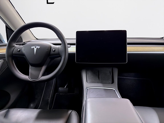 Tesla Model Y 11 of 19