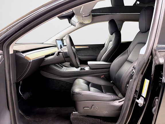 Tesla Model Y 8 of 19