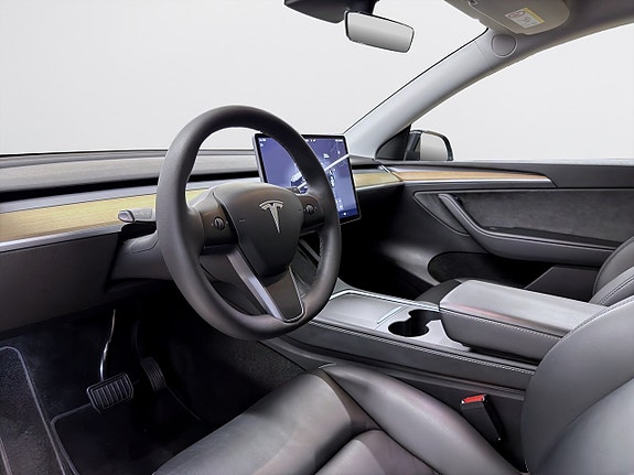 Tesla Model Y 9 of 19
