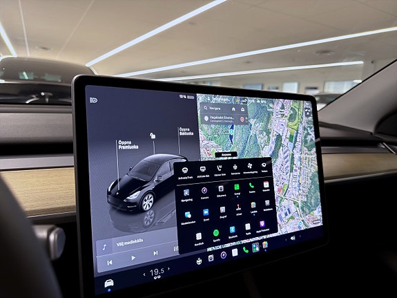 Tesla Model Y 13 of 19