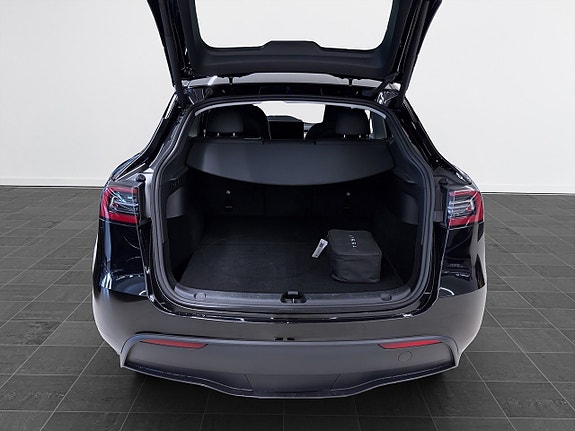 Tesla Model Y 16 of 19