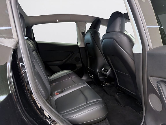 Tesla Model Y 11 of 19