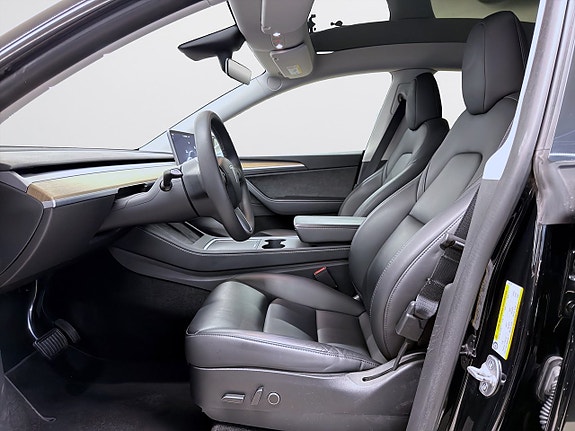 Tesla Model Y 8 of 19