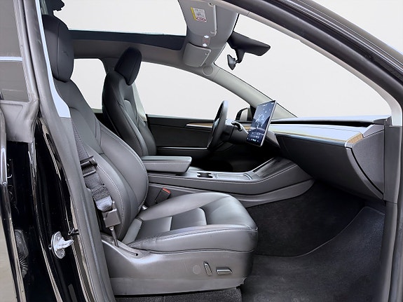 Tesla Model Y 15 of 19