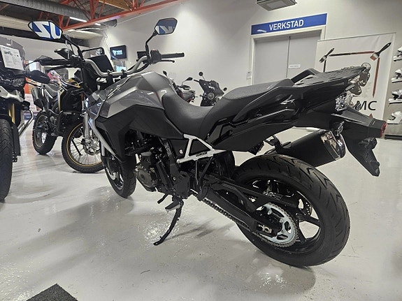 Suzuki DL800 V-Strom 3 of 6