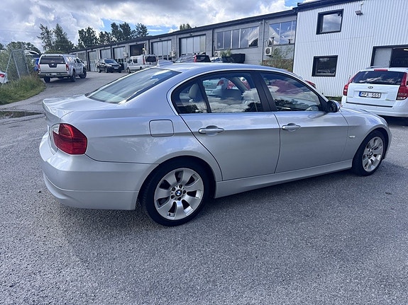 BMW 330i 3 of 5