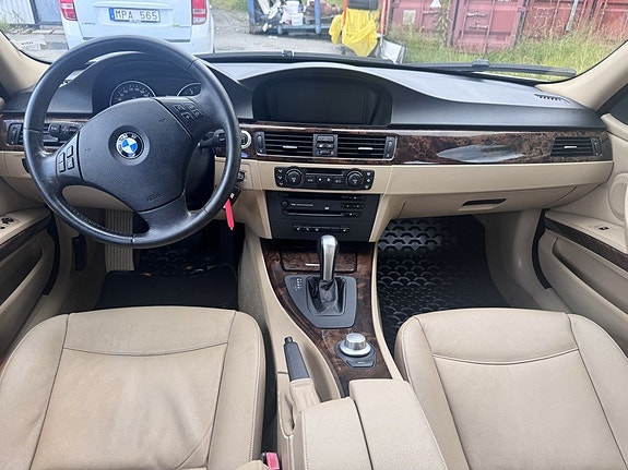 BMW 330i 5 of 5