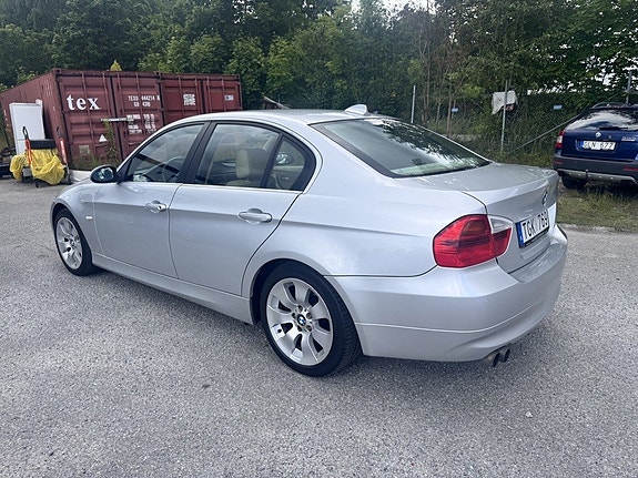 BMW 330i 4 of 5