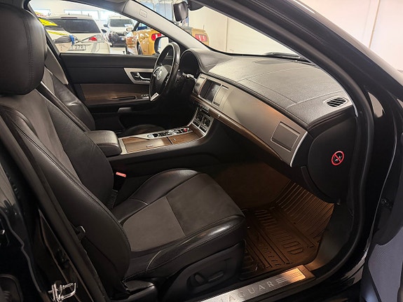 Jaguar XF 7 of 10