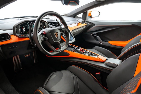 Lamborghini Revuelto 7 of 15
