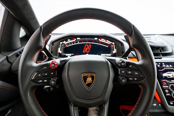 Lamborghini Revuelto 10 of 15