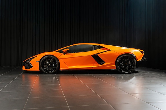 Lamborghini Revuelto 3 of 5