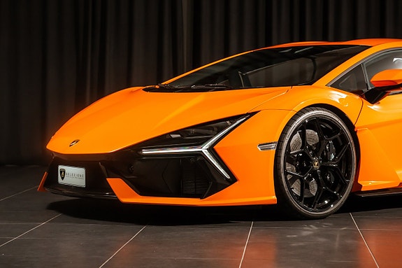 Lamborghini Revuelto 6 of 15