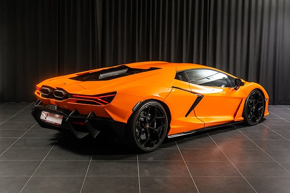Lamborghini Revuelto 2 of 5