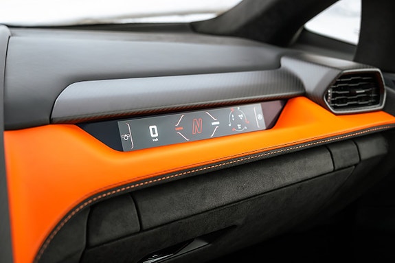 Lamborghini Revuelto 15 of 15