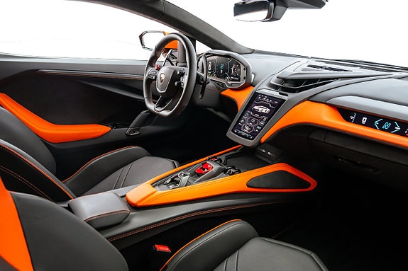 Lamborghini Revuelto 9 of 15
