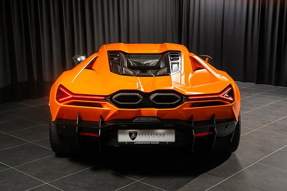 Lamborghini Revuelto 5 of 5
