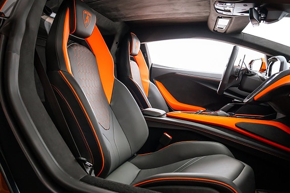 Lamborghini Revuelto 11 of 15