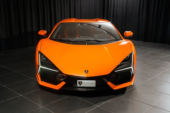Lamborghini Revuelto 4 of 5