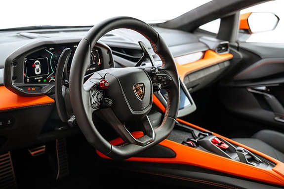 Lamborghini Revuelto 12 of 15