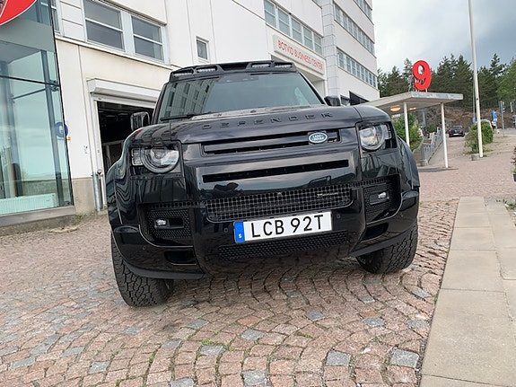 Land Rover Defender 110 2 of 5