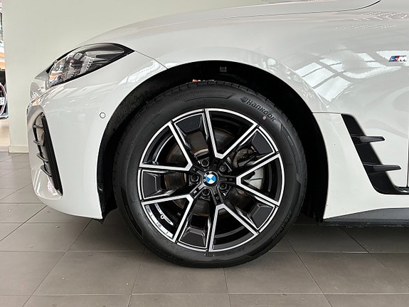BMW i4 4 of 5