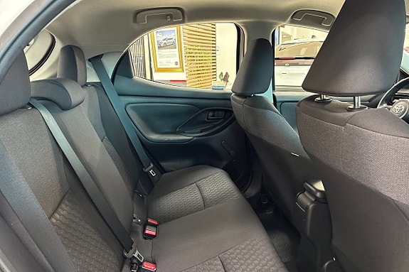 Toyota Yaris 7 of 18