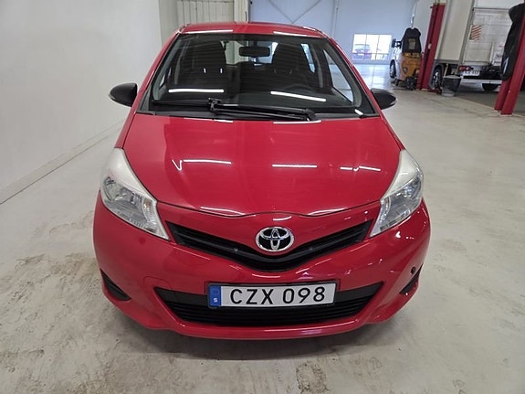 Toyota Yaris 2 of 10