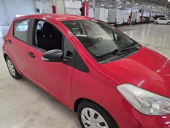 Toyota Yaris 3 of 10