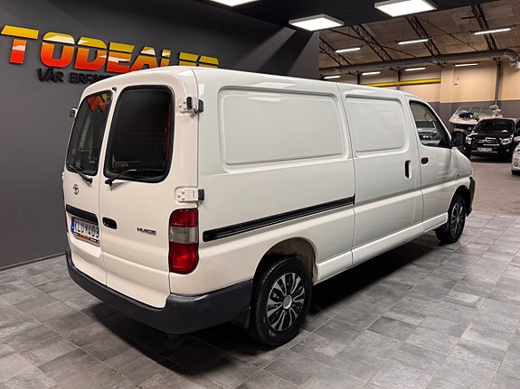Toyota HiAce 2 of 5