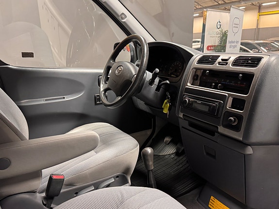 Toyota HiAce 7 of 8