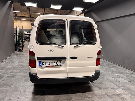 Toyota HiAce 4 of 5