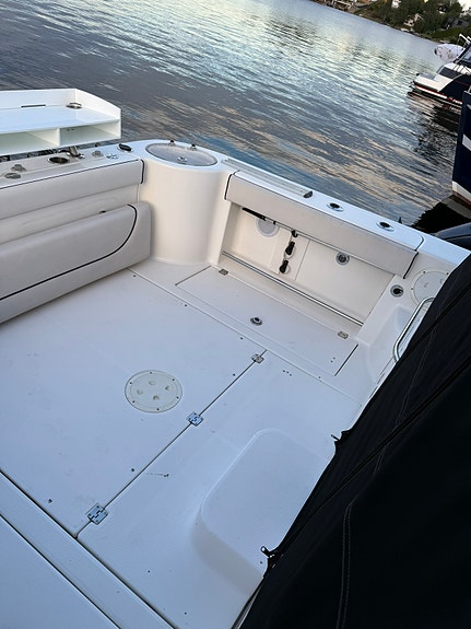 Robalo R305 Walkaround – Exceptionellt välutrustad med dubbla Suzuki DF300APX 4 of 5