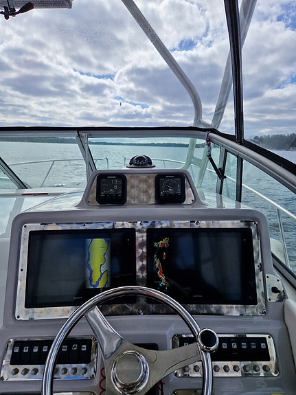 Robalo R305 Walkaround – Exceptionellt välutrustad med dubbla Suzuki DF300APX 2 of 5